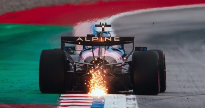 Detalle del alerón delantero revolucionario del AMR26 2026 con bulbo inferior en pista, diseño de Adrian Newey