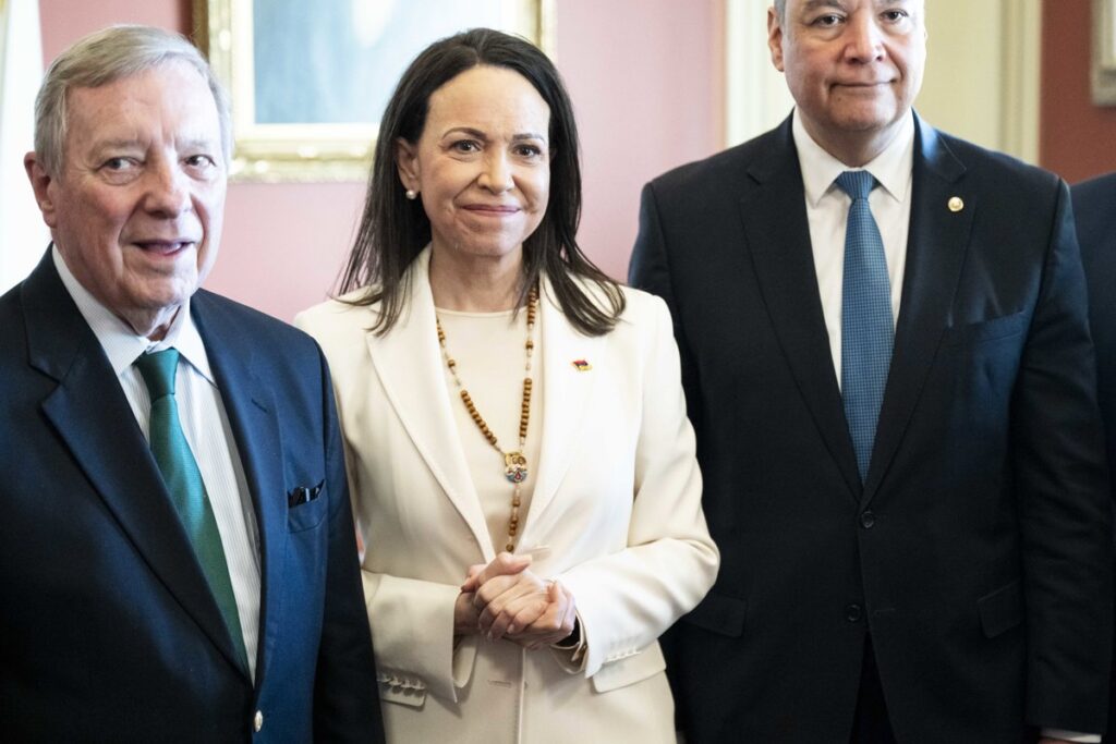 María Corina Machado entrega medalla simbólica del Nobel a Donald Trump en reunión privada sobre Venezuela