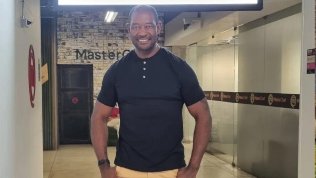 Frickson Erazo abraza a Beber Espinoza llorando en MasterChef, momento viral que salvó al campeón de la eliminación