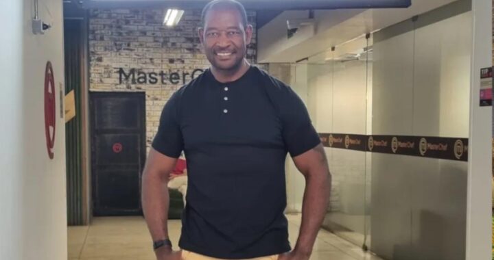 Frickson Erazo abraza a Beber Espinoza llorando en MasterChef, momento viral que salvó al campeón de la eliminación