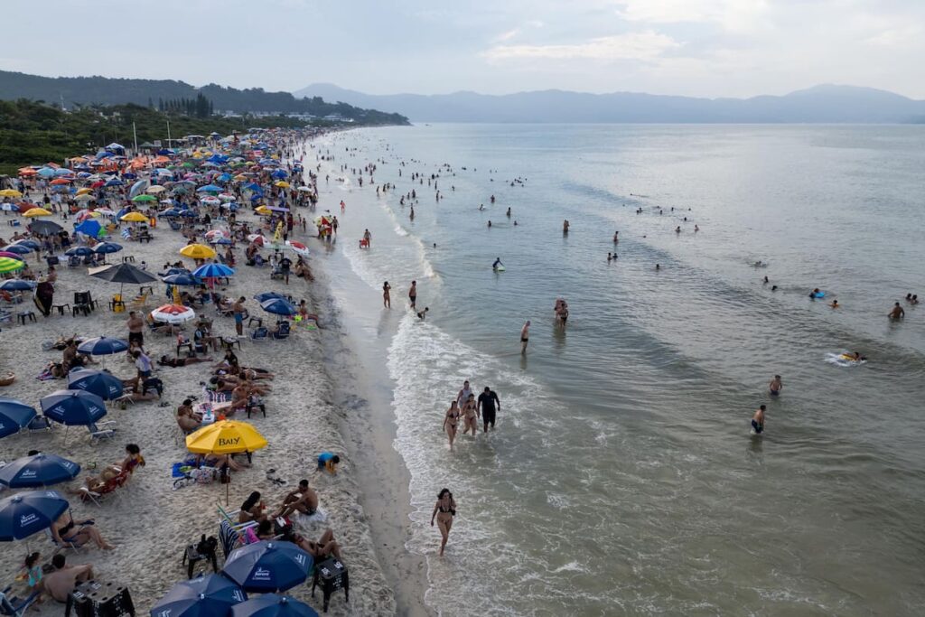 Vista aérea de Ilha do Campeche con aguas turquesa y arena blanca de cuarzo, elegida mejor playa Brasil 2024 por IA