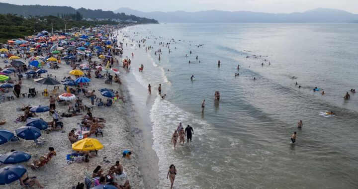 Vista aérea de Ilha do Campeche con aguas turquesa y arena blanca de cuarzo, elegida mejor playa Brasil 2024 por IA