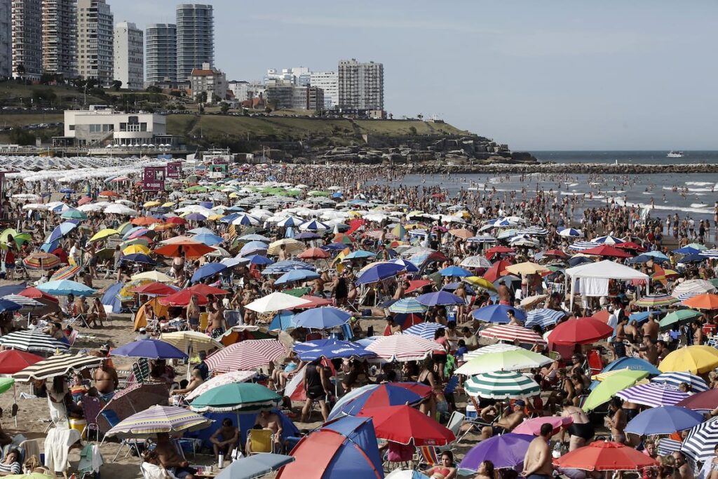 Comparación visual entre Playa Varese (bandera azul) y Playa Guillermo con olas ideales para surf, según análisis de IA