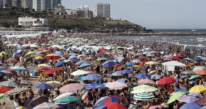 Comparación visual entre Playa Varese (bandera azul) y Playa Guillermo con olas ideales para surf, según análisis de IA