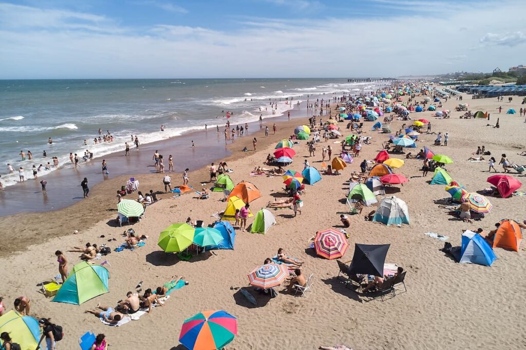 Vista aérea de La Posta del Mar en Pinamar, la playa elegida por la IA como la mejor por su arena dorada y servicios premium