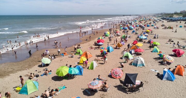 Vista aérea de La Posta del Mar en Pinamar, la playa elegida por la IA como la mejor por su arena dorada y servicios premium