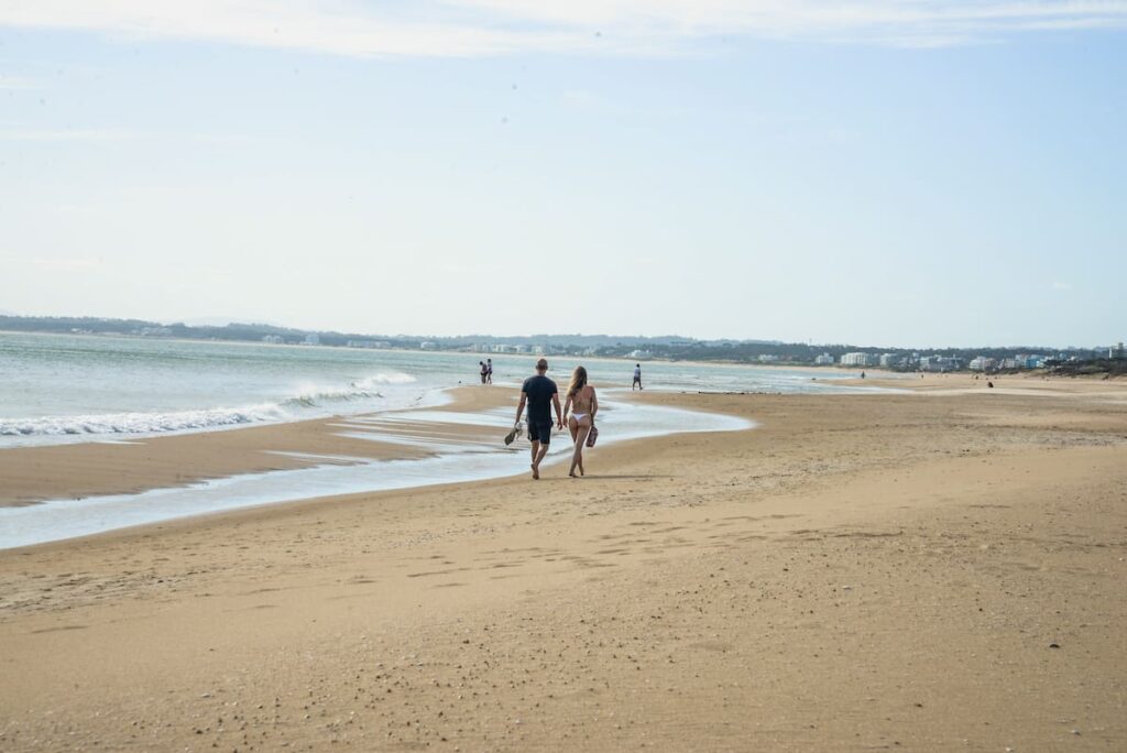 Mapa de las 7 playas de Uruguay seleccionadas por IA con iconos de surf, familias y naturaleza virgen