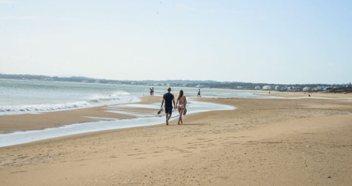 Mapa de las 7 playas de Uruguay seleccionadas por IA con iconos de surf, familias y naturaleza virgen