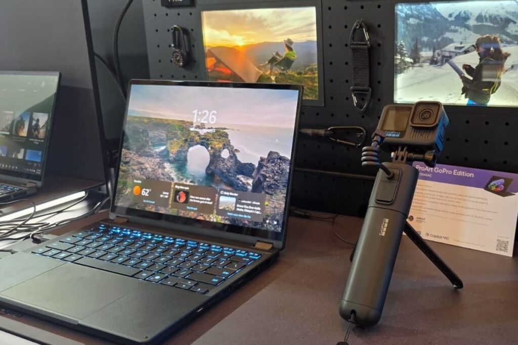 Notebook Asus ProArt GoPro Edition en ángulo mostrando pantalla OLED 3K y teclado con atajos para edición rápida