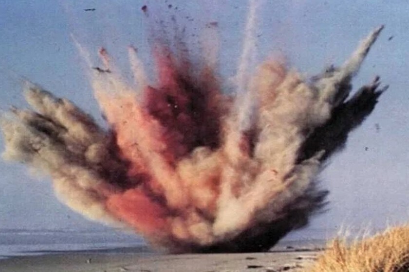Trozos de ballena volando tras explosión con dinamita en playa de Oregon 1970, caos con grasa y restos orgánicos