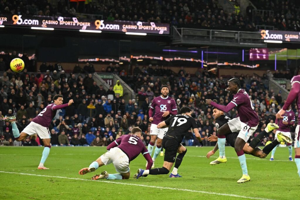 Cuti Romero celebra su gol de cabeza en el 90+4’ con el Tottenham, salvando un punto clave en la Premier