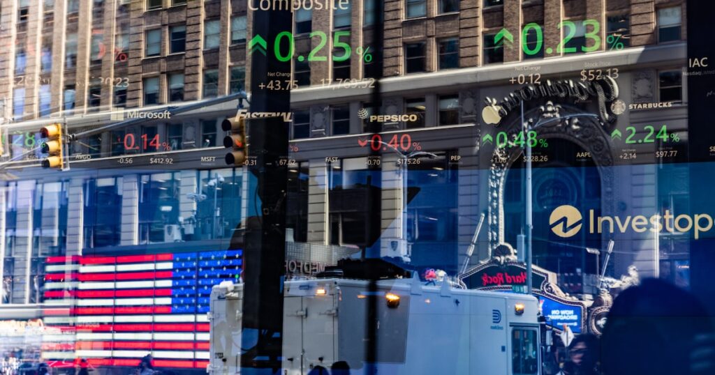 Gráfico comparativo del crecimiento de beneficios en S&P 500: big tech vs sectores tradicionales como bancos y consumo en 2026