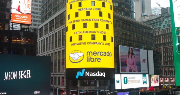 Empleados revisan documentos en oficina de MercadoLibre tras despidos masivos por automatización con IA en áreas de UX