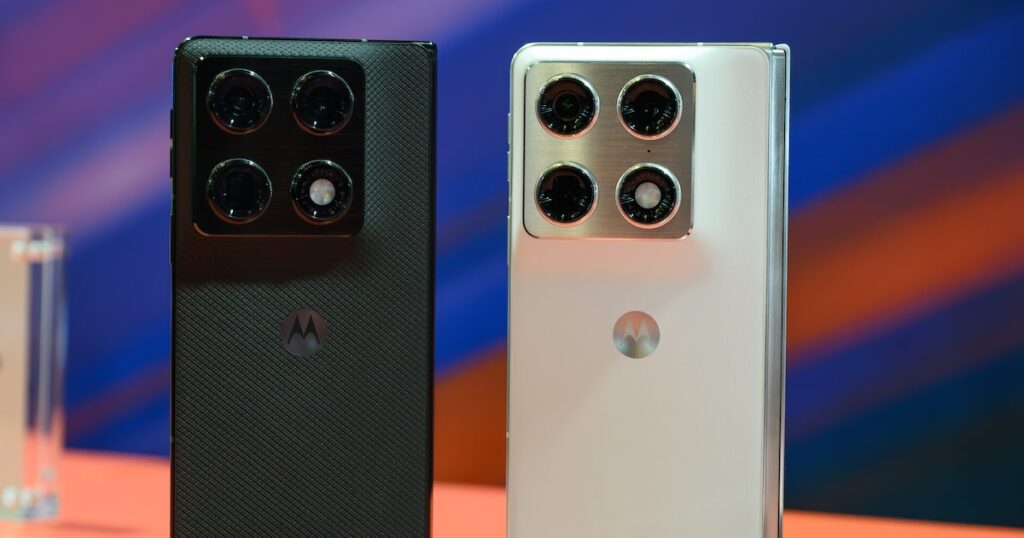 Motorola Razr Fold desplegado mostrando su pantalla de 8,1' y cámaras de 50 MP con diseño tipo libro