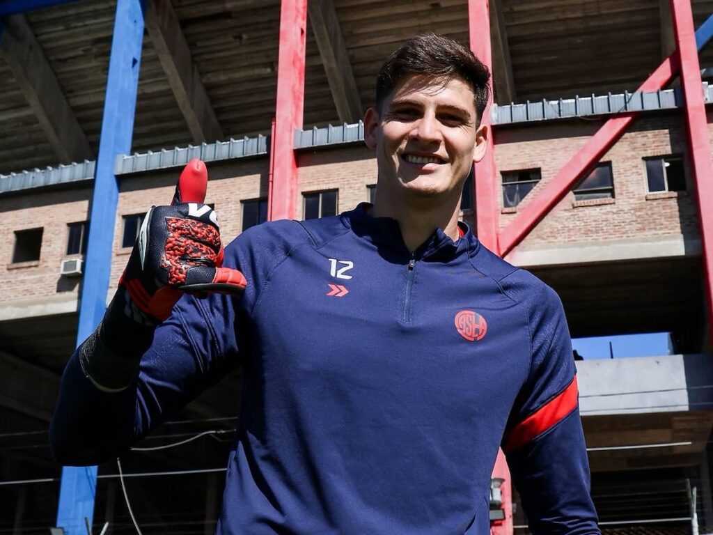 Orlando Gill, arquero de 1.98 m, atajando un penal con la camiseta de San Lorenzo, símbolo de su ascenso al Mundial 2026