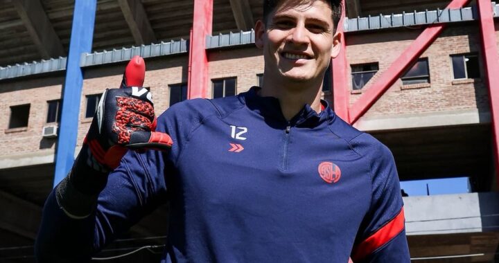 Orlando Gill, arquero de 1.98 m, atajando un penal con la camiseta de San Lorenzo, símbolo de su ascenso al Mundial 2026