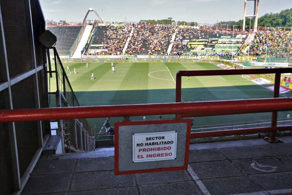 Estadio Minella con tribunas vacías y césped quemado, símbolo del declive del fútbol argentino en 2026