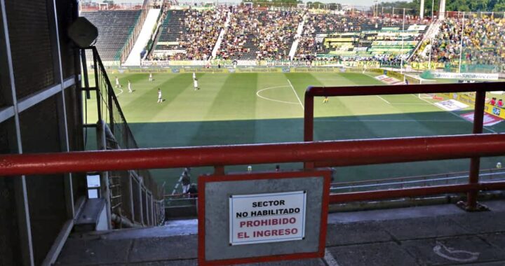 Estadio Minella con tribunas vacías y césped quemado, símbolo del declive del fútbol argentino en 2026