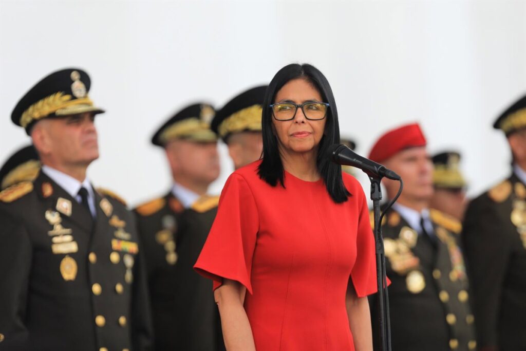 Manifestación frente a El Helicoide con carteles de 'Libertad' y fotos de presos políticos liberados en Venezuela 2024