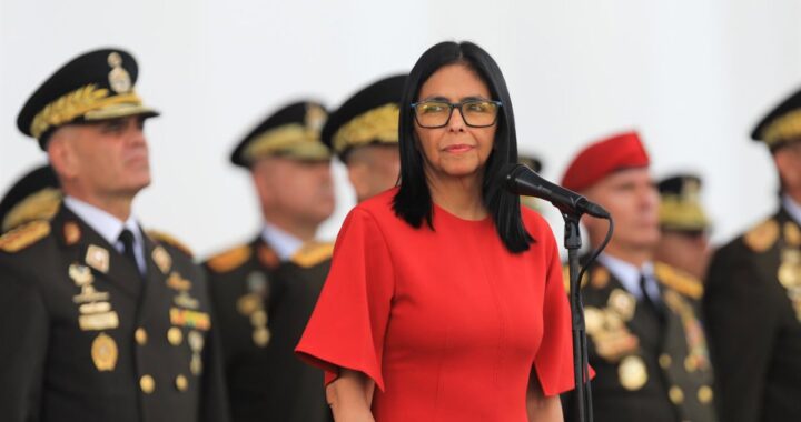 Manifestación frente a El Helicoide con carteles de 'Libertad' y fotos de presos políticos liberados en Venezuela 2024