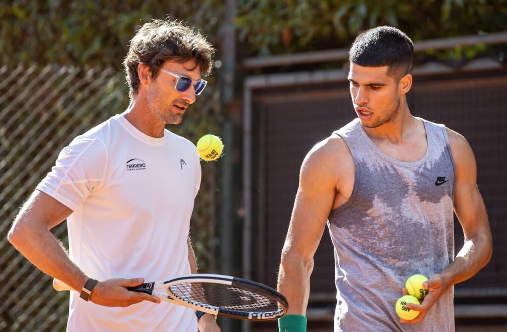 Juan Carlos Ferrero analizando con Ángel Ayora en un campo de golf durante entrenamiento mental