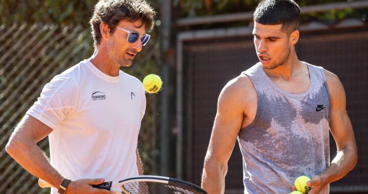 Juan Carlos Ferrero analizando con Ángel Ayora en un campo de golf durante entrenamiento mental