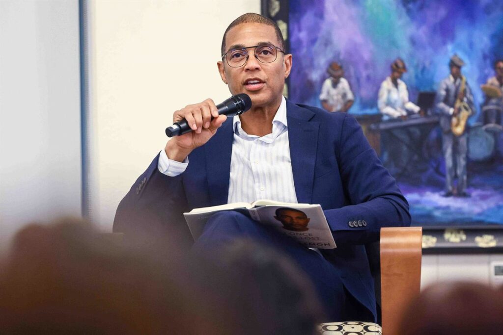 Don Lemon con chaleco de prensa rodeado de agentes durante su detención en Minnesota