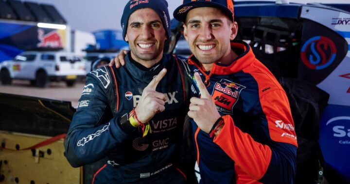 Hermanos Benavides abrazándose en el desierto tras ganar etapas en el Dakar 2026 con banderas argentinas