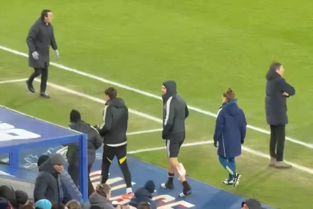 Dibu Martínez con bolsa de hielo en el gemelo izquierdo tras abandonar el campo lesionado en Premier League