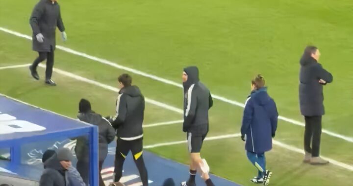 Dibu Martínez con bolsa de hielo en el gemelo izquierdo tras abandonar el campo lesionado en Premier League