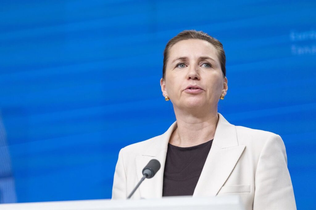 Mette Frederiksen en rueda de prensa con mapa del Ártico tras bloquear discusión sobre Groenlandia en la OTAN