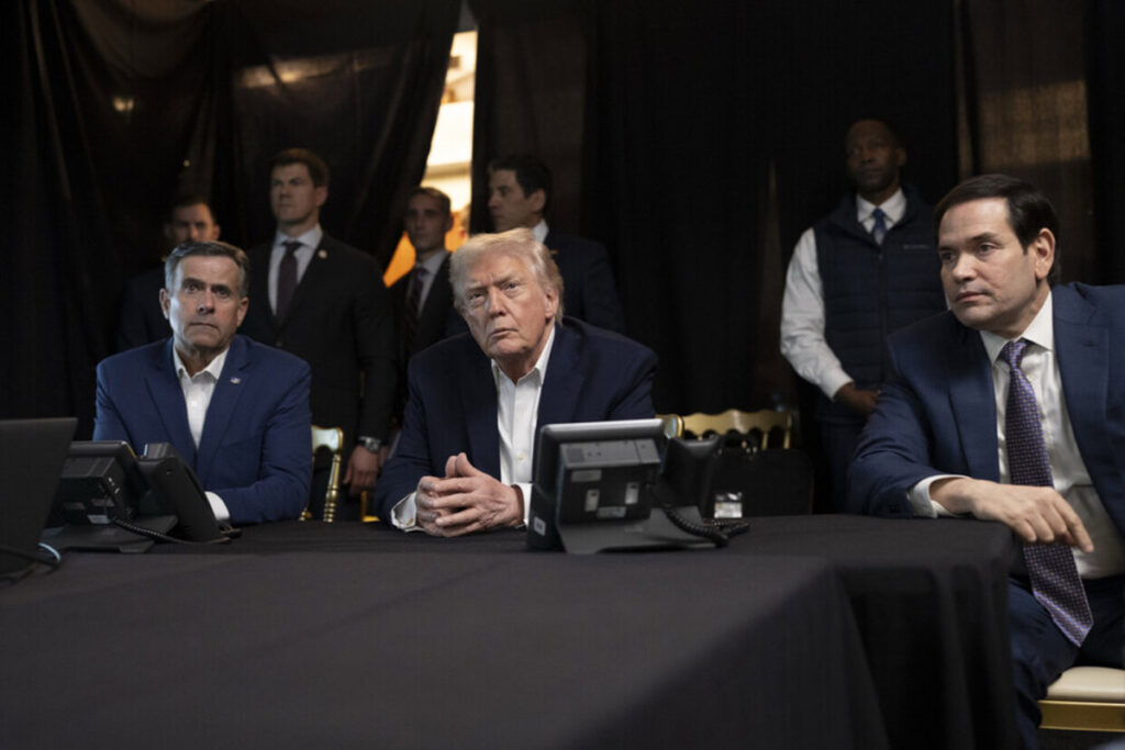 Donald Trump en el Salón Oval con mapa de Venezuela y soldados en alerta durante operación Absolute Resolve