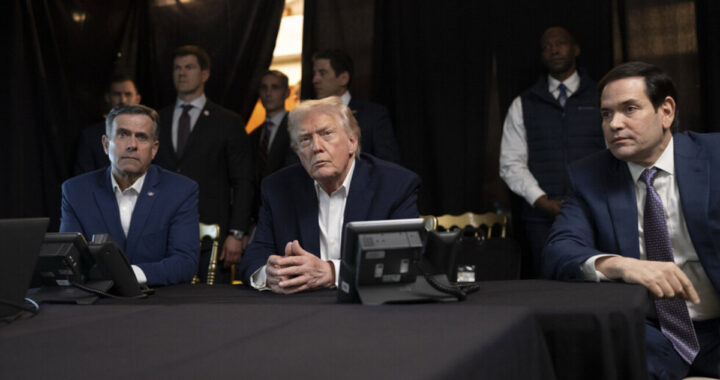Donald Trump en el Salón Oval con mapa de Venezuela y soldados en alerta durante operación Absolute Resolve