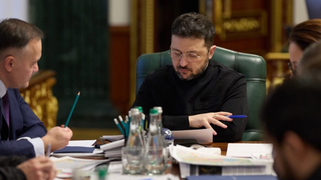 Mesa de negociación con banderas de EEUU, Rusia y Ucrania en Emiratos Árabes por posible acuerdo de paz