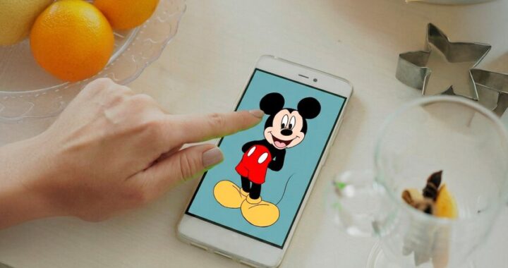 Pantalla móvil mostrando un microdrama vertical de Disney+ con formato similar a TikTok, optimizado para Generación Z