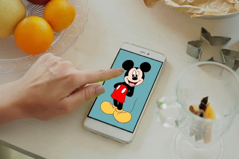 Pantalla móvil mostrando un microdrama vertical de Disney+ con formato similar a TikTok, optimizado para Generación Z