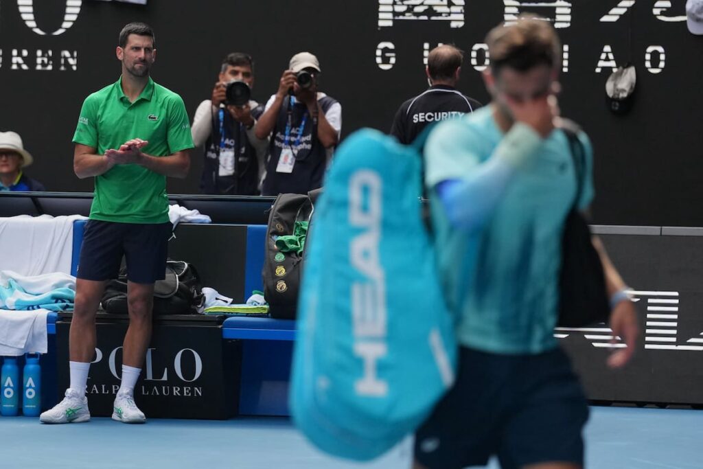 Novak Djokovic celebra su pase a semifinales del Abierto de Australia 2025 tras retiro de Musetti por lesión en el muslo