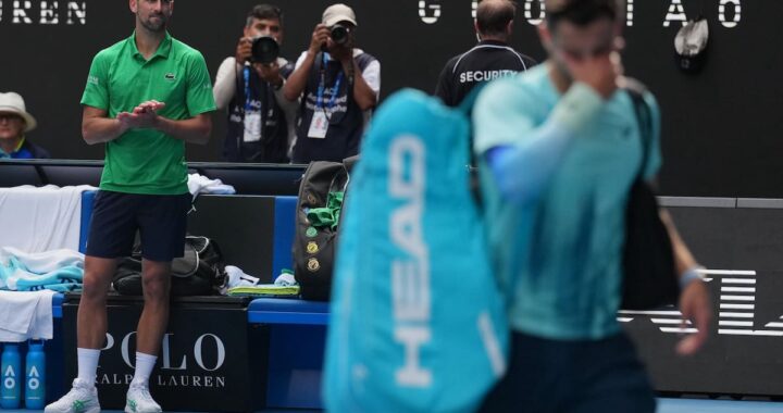 Novak Djokovic celebra su pase a semifinales del Abierto de Australia 2025 tras retiro de Musetti por lesión en el muslo