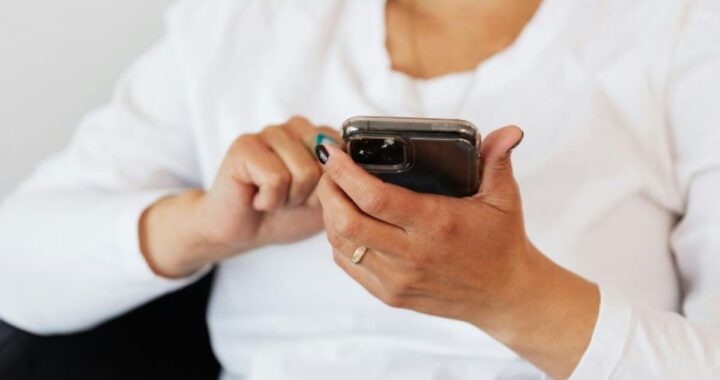 Teléfono mostrando alerta de WhatsApp: 'No hay copia de seguridad reciente' con fondo de nube rota simbolizando pérdida de datos