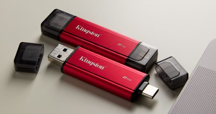Kingston Dual Portable SSD en mano mostrando conectores USB-A y USB-C con fondo de transferencia de datos a 1050MB/s