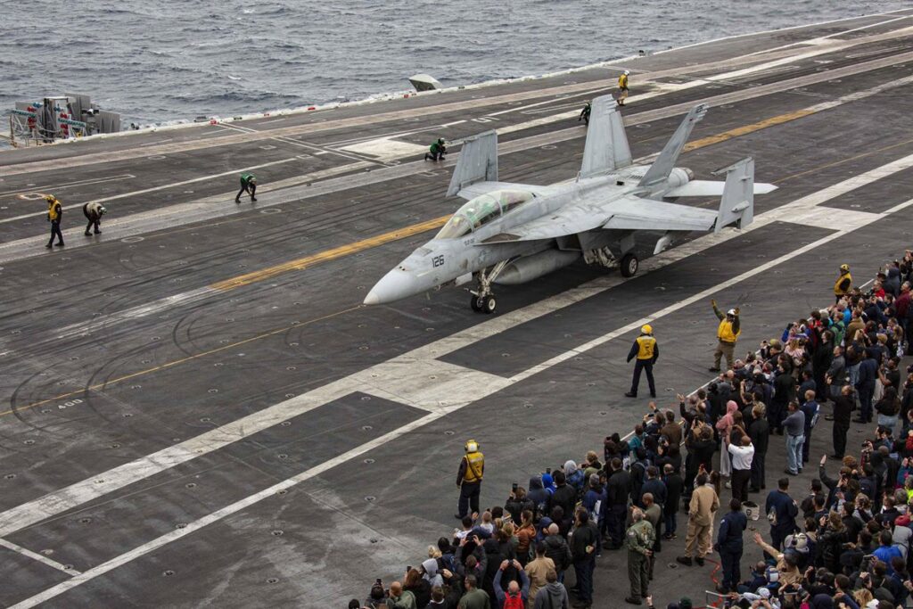 Portaaviones USS Abraham Lincoln navegando en aguas estratégicas cerca de Irán con aviones de combate en cubierta