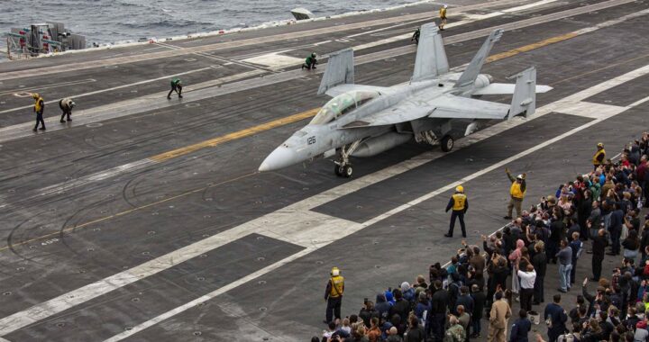Portaaviones USS Abraham Lincoln navegando en aguas estratégicas cerca de Irán con aviones de combate en cubierta