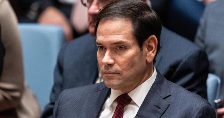 Marco Rubio anuncia en rueda de prensa el plan de EEUU para gestionar fondos del petróleo venezolano y evitar crisis humanitaria