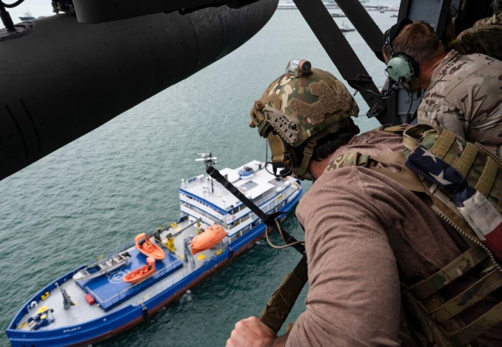 Fragata de EEUU 'USS Munro' interceptando el petrolero ruso 'Bella 1' vinculado a la flota fantasma y sanciones a Venezuela