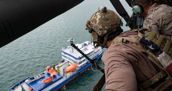 Fragata de EEUU 'USS Munro' interceptando el petrolero ruso 'Bella 1' vinculado a la flota fantasma y sanciones a Venezuela