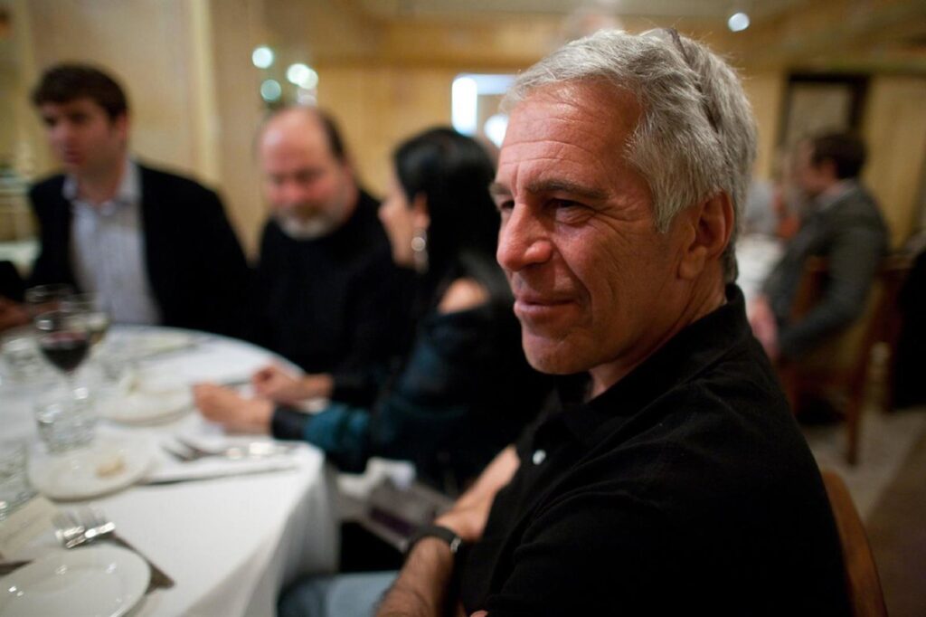 Montón de carpetas etiquetadas como 'Archivos Epstein' con fotos y videos sellados por el DOJ