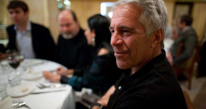 Montón de carpetas etiquetadas como 'Archivos Epstein' con fotos y videos sellados por el DOJ