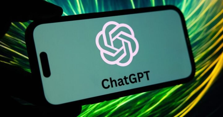 Captura de pantalla de ChatGPT mostrando un anuncio patrocinado en la parte inferior de una respuesta sobre portátiles
