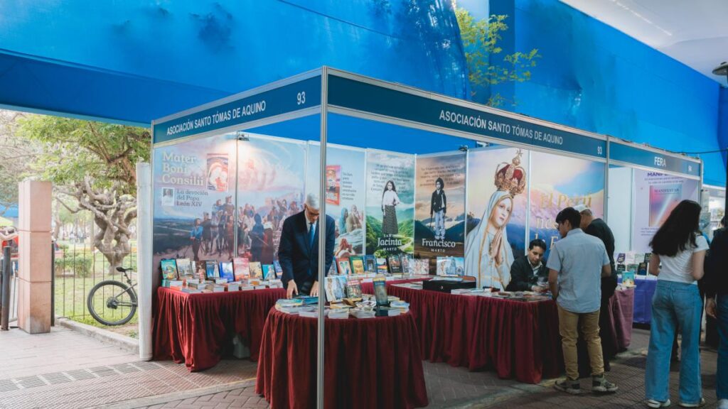 Stand de Ecuador en FIL Lima 2026 con libros, textiles de Otavalo y carteles de películas como 'El gran movimiento'