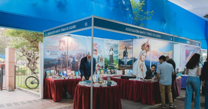 Stand de Ecuador en FIL Lima 2026 con libros, textiles de Otavalo y carteles de películas como 'El gran movimiento'